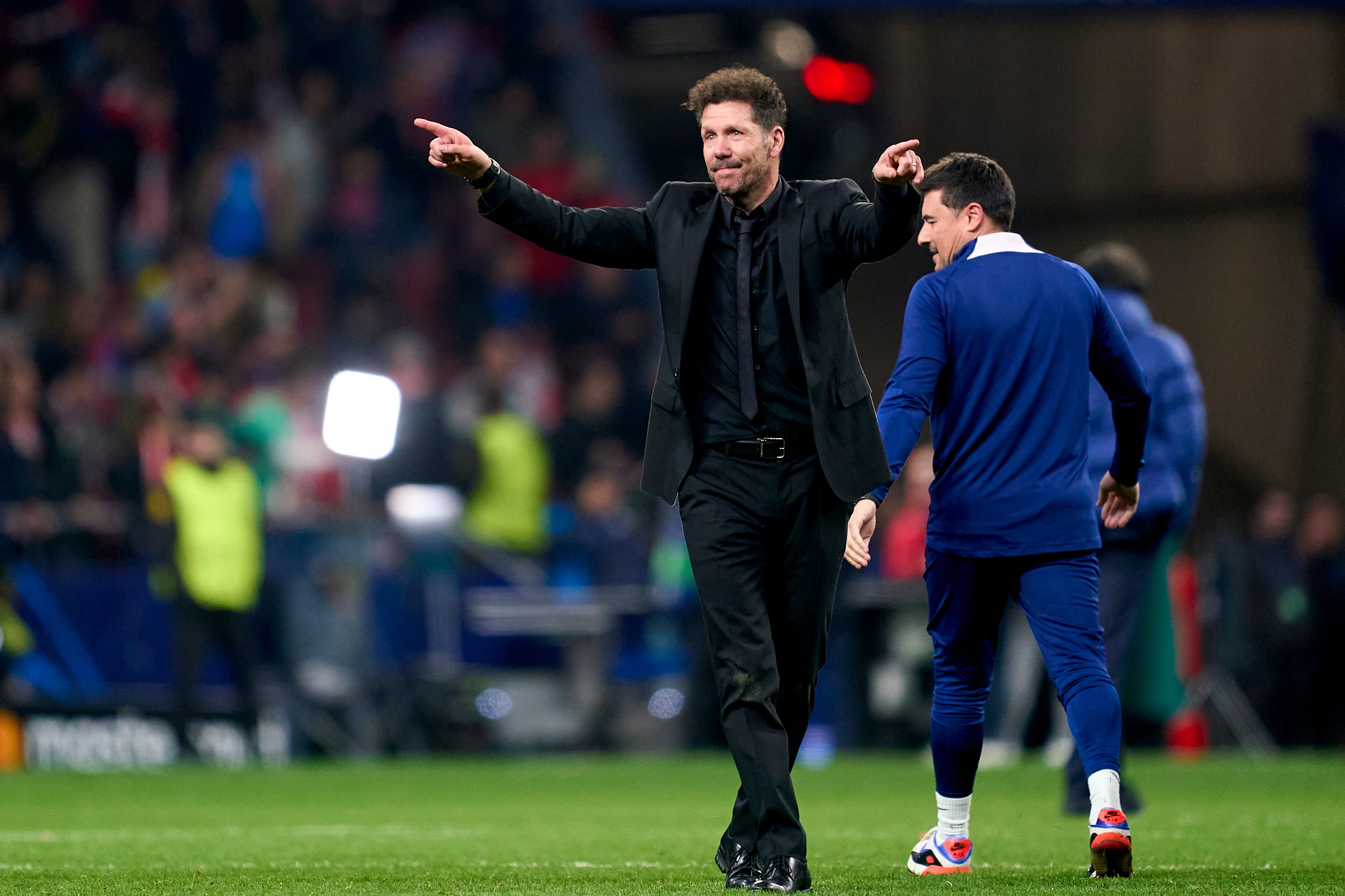 Diego Pablo Simeone celebra sobre el campo tras la victoria ante el Inter de Milán