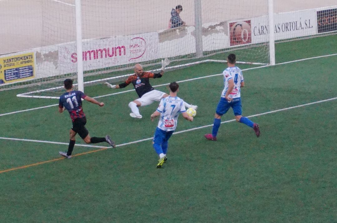 El Eldense puso cerco a la portería del Crevillente