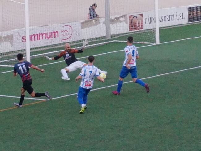 El Eldense puso cerco a la portería del Crevillente