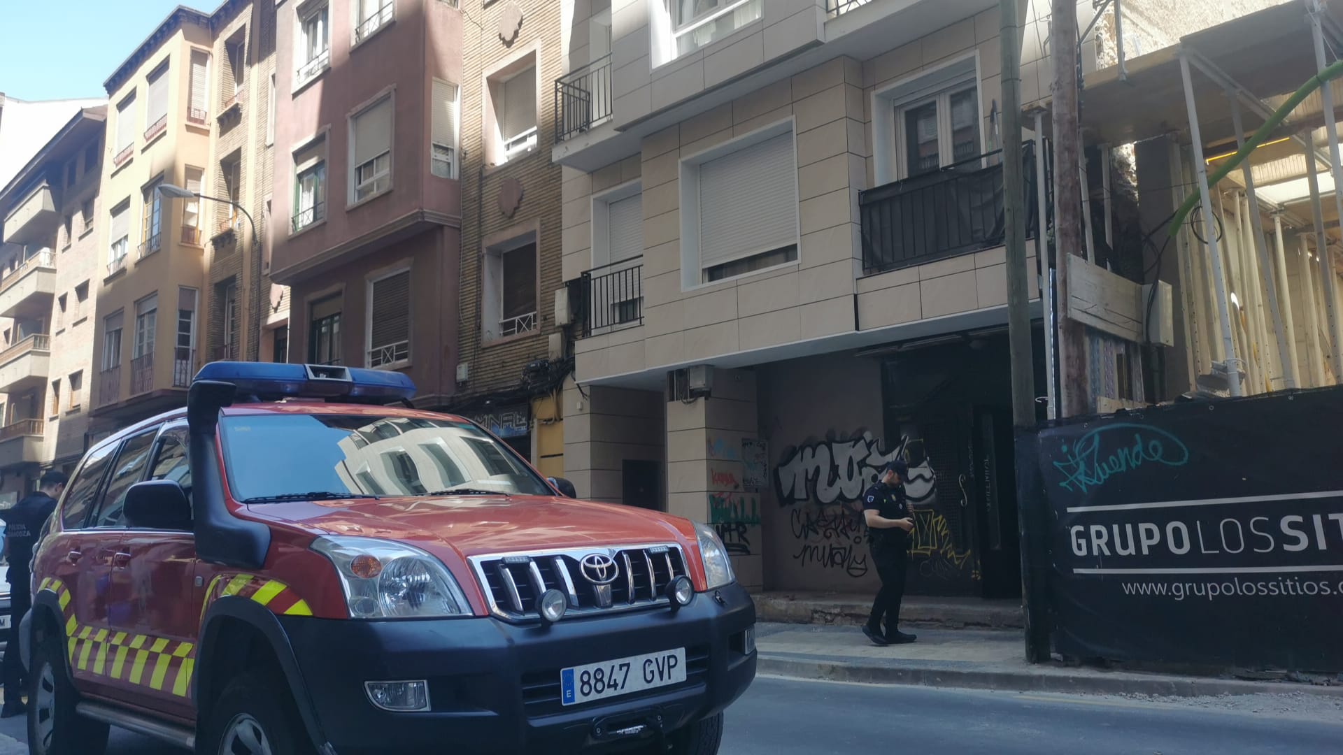 Desalojado un edificio en la calle Zumalacárregui de Zaragoza por la caída de una terraza interior