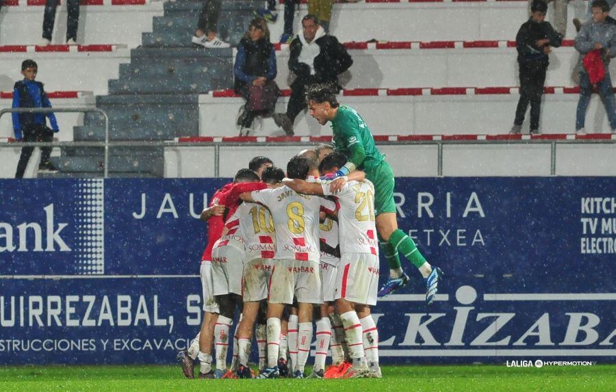 Los jugadores de la SD Huesca celebran la victoria ante el Amorebieta