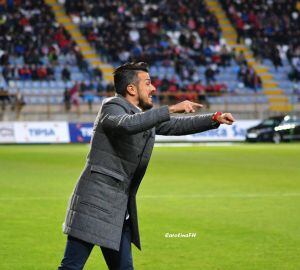 De la Barrera da instrucciones a pie de banquillo