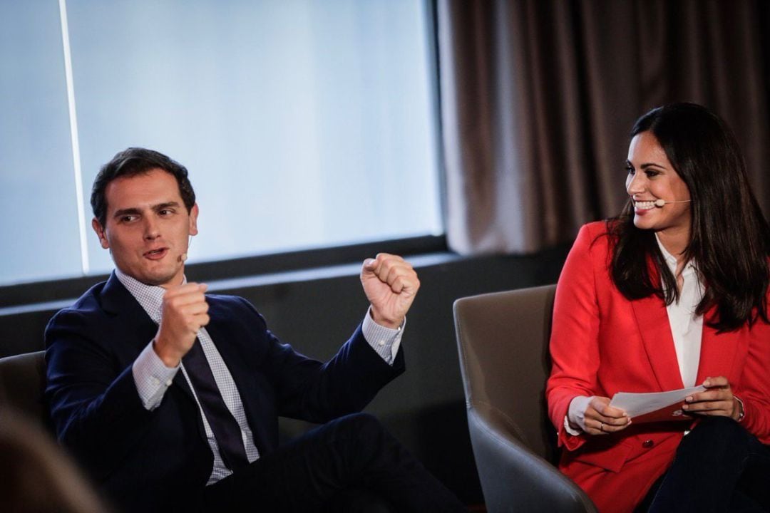 El candidato de Ciudadanos al Gobierno de España, Albert Rivera, junto a la candidata al Ejecutivo canario, Vidina Espino.