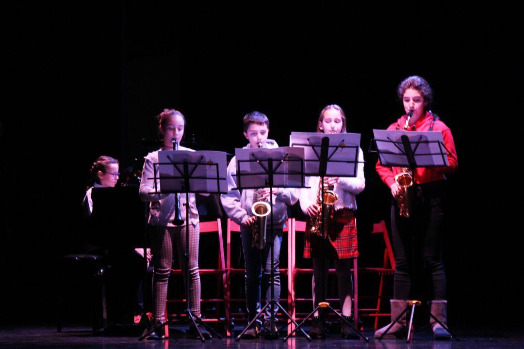 Alumnes de música en un festival escolar.