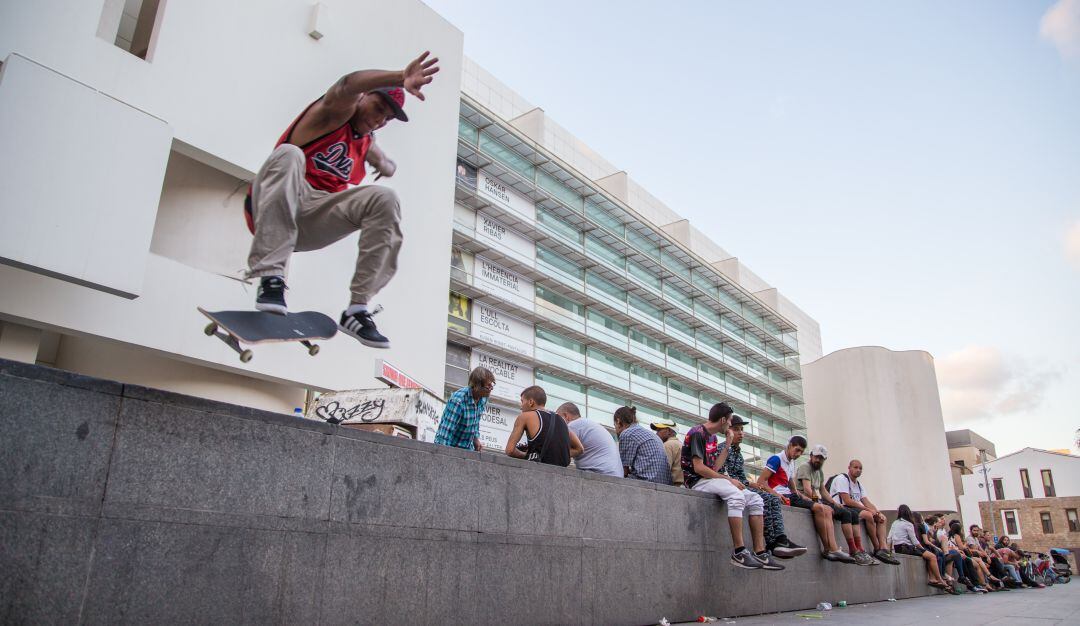 Trucs d&#039;un patinador a la Plaça dels Ângels de Barcelona, davant el MACBA.