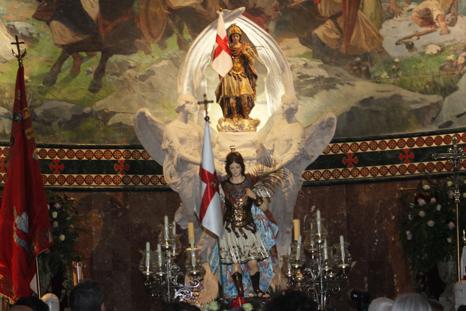 Las dos imágenes de El Xicotet, en la iglesia de San Jorge antes de la procesión del Traslado