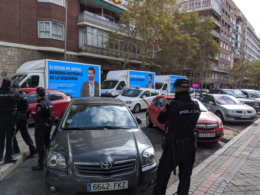 Las furgonetas de la asociación ultraconservadora. 