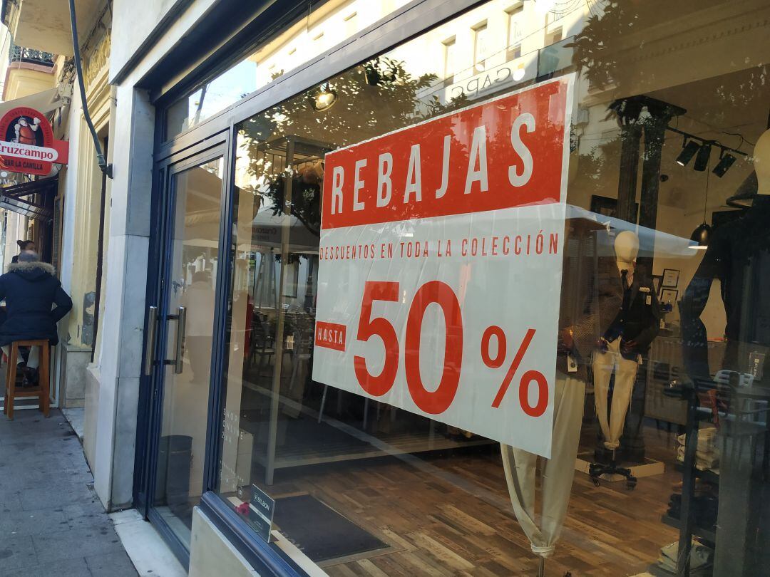 Cartel de rebajas en un comercio jerezano