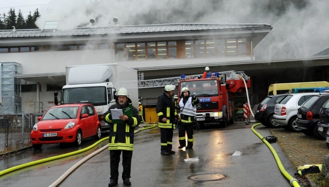 Un grupo de bomberos tratan de apagar un incendio en un taller de discapacitados en la localidad de Titisee-Neustadt, Alemania