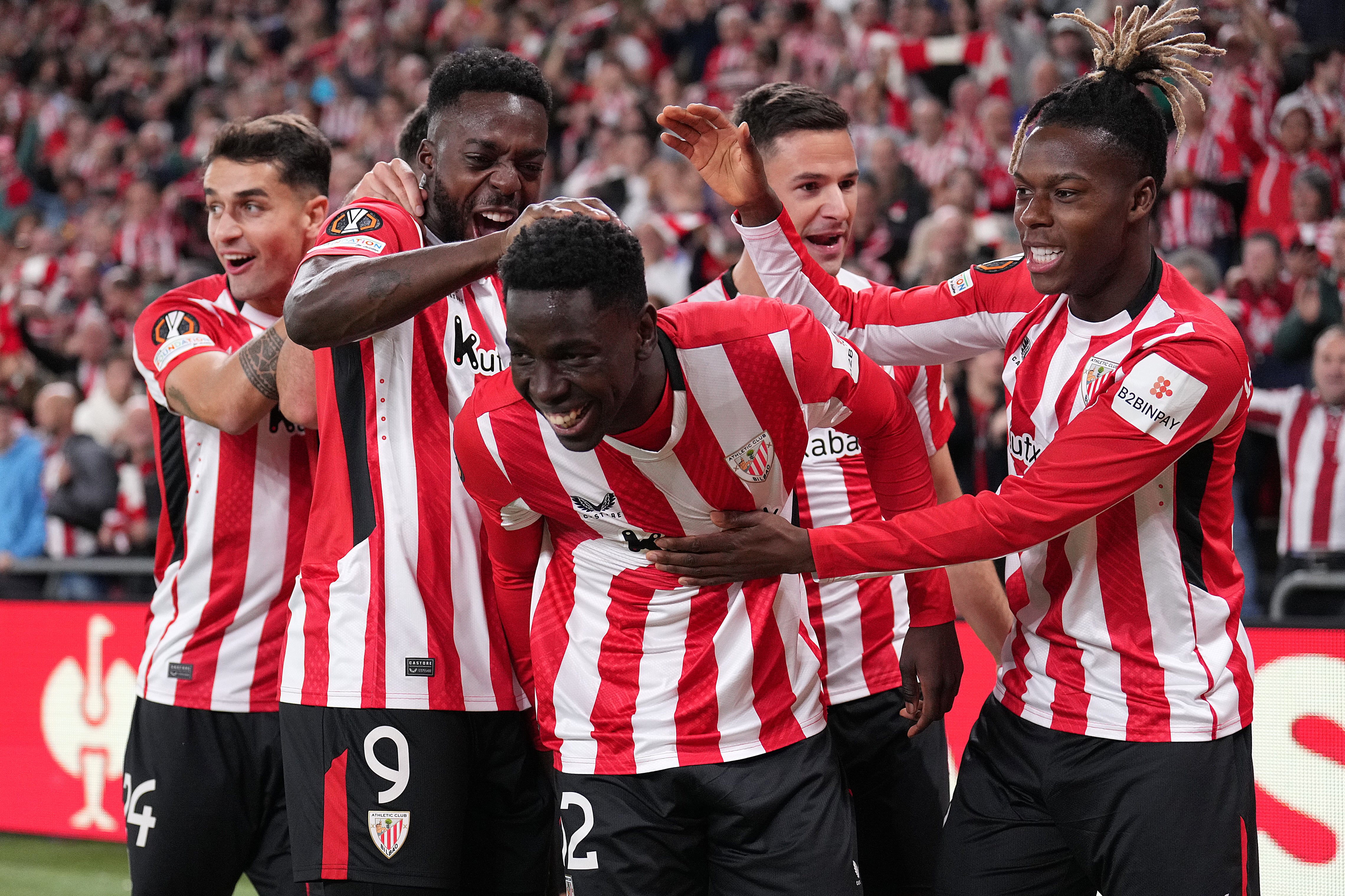 Adama Boiro es felicitado por los Williams tras marcar gol ante el Elfsborg