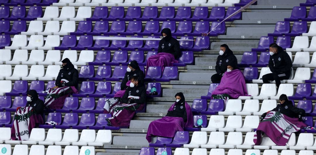 Los suplentes del Real Valladolid, durante un partido del equipo