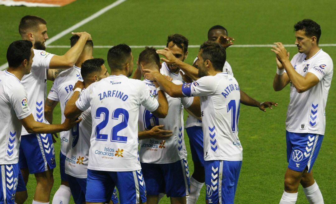 Los jugadores blanquiazules celebran el 1-0, obra de Vada.