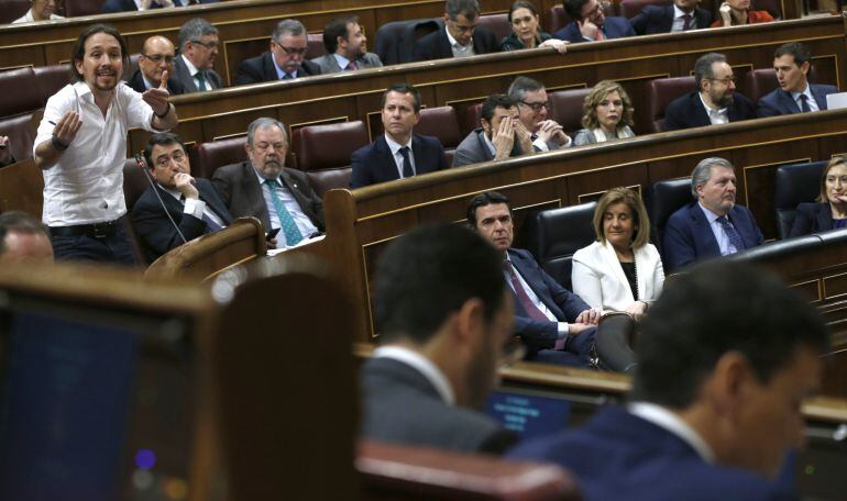 El líder de Podemos, Pablo Iglesias, durante una de sus intervenciones hoy en el Congreso de los Diputados, en la segunda jornada del debate de investidura del secretario general del PSOE, Pedro Sánchez