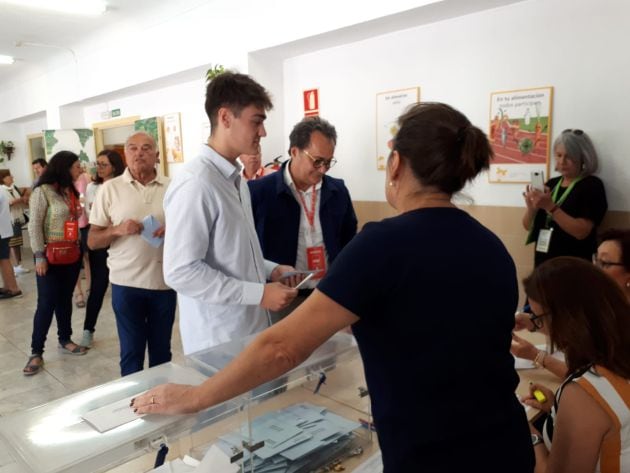 Paco Sanguino junto a su hijo en un colegio electoral