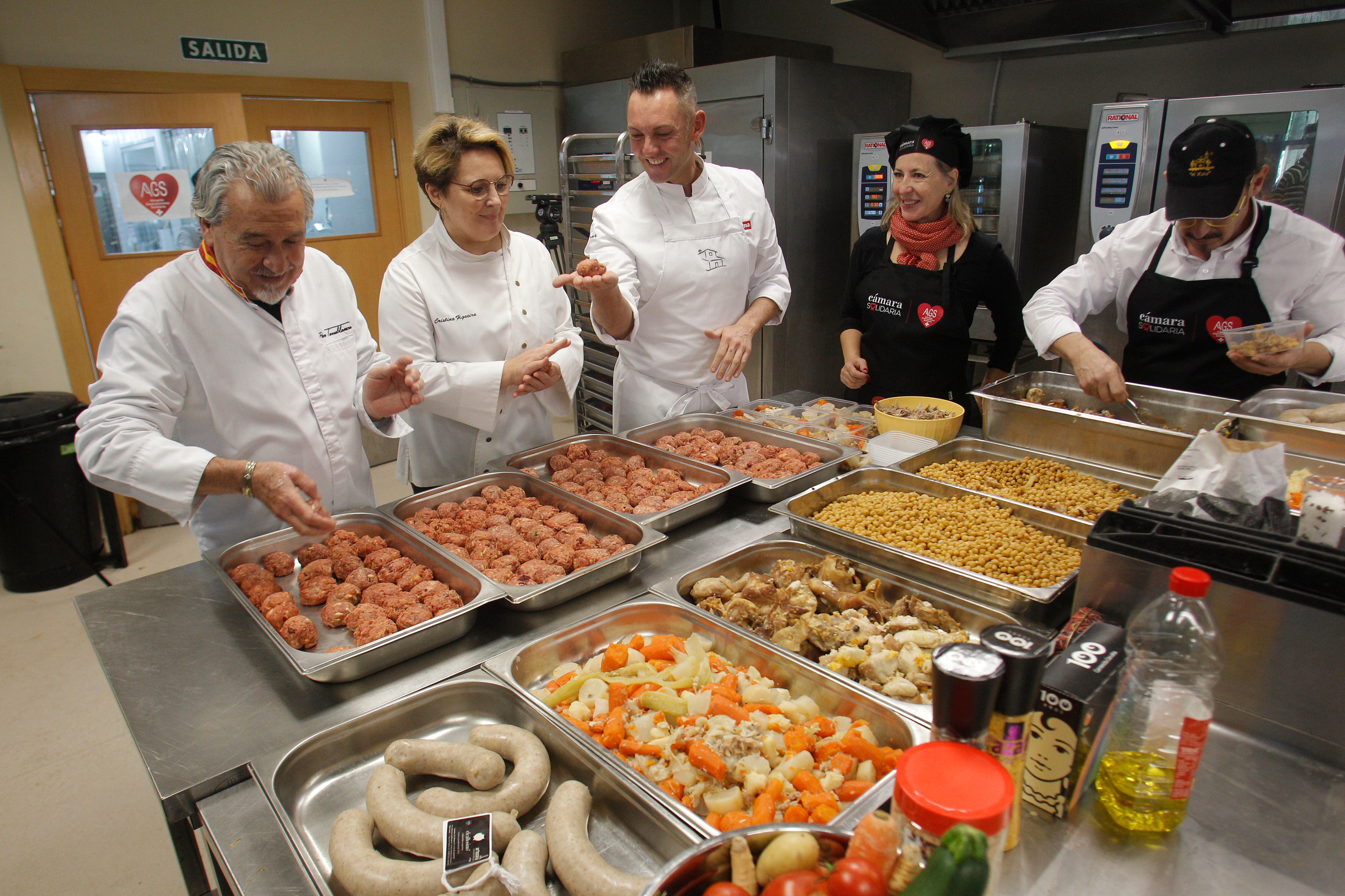 ALICANTE, 23/12/2022.- Con motivo de las fiestas navideñas, la iniciativa Alicante Gastronómica ha contado con los chefs con estrellas Michelin Ferdinando Bernardi (3º i), Cristina Figueira (2ª i) y Paco Torreblanca (i) para elaborar menús solidarios especiales para Nochebuena y Navidad que se distribuirán a personas sin hogar de Alicante y a colectivos vulnerables de la toda la provincia. EFE/Morell