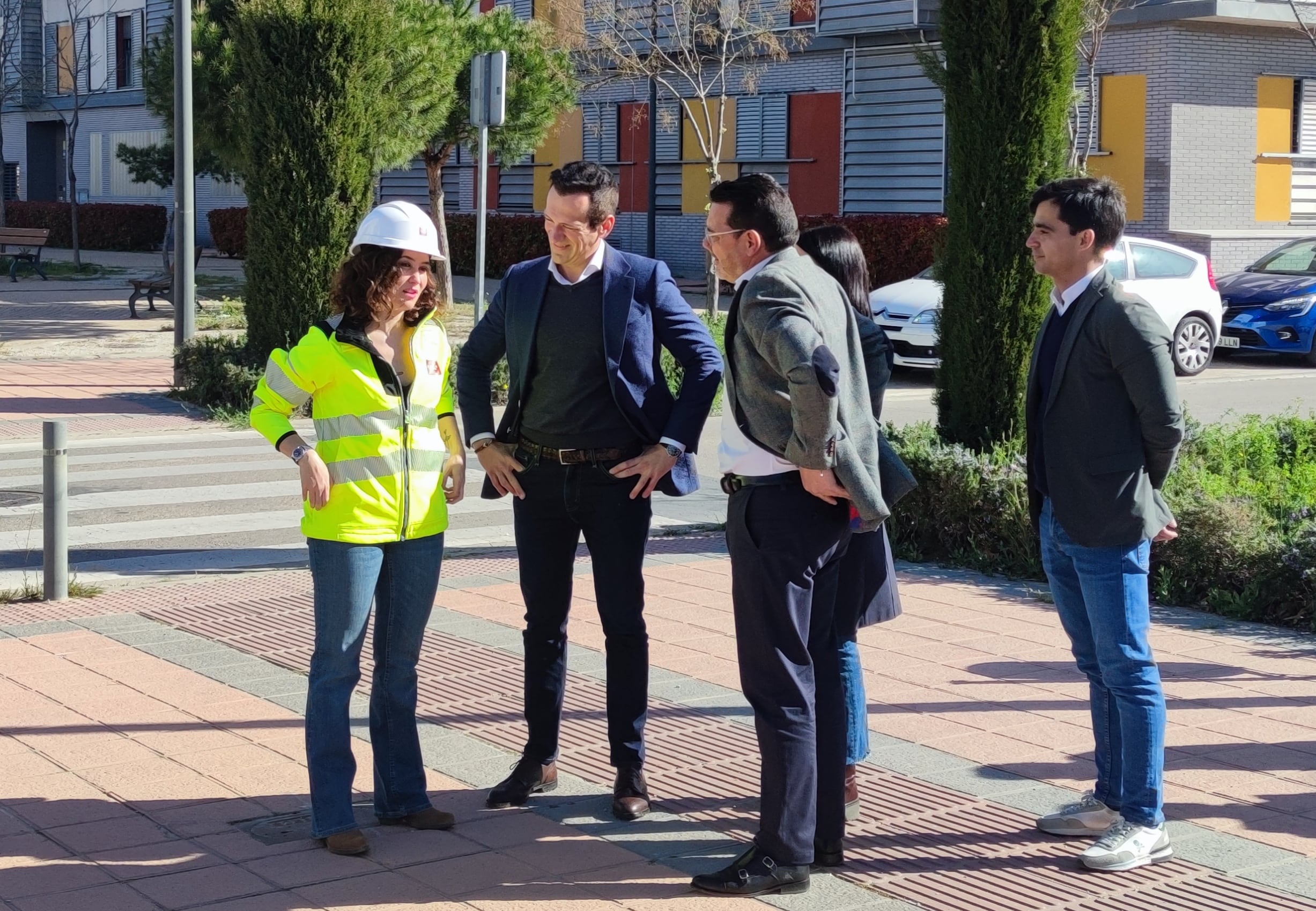 Isabel Díaz Ayuso, presidenta regional, a su llegada con el candidato del PP de Getafe, José Antonio Mesa y el portavoz popular en este Ayuntamiento, Carlos González.