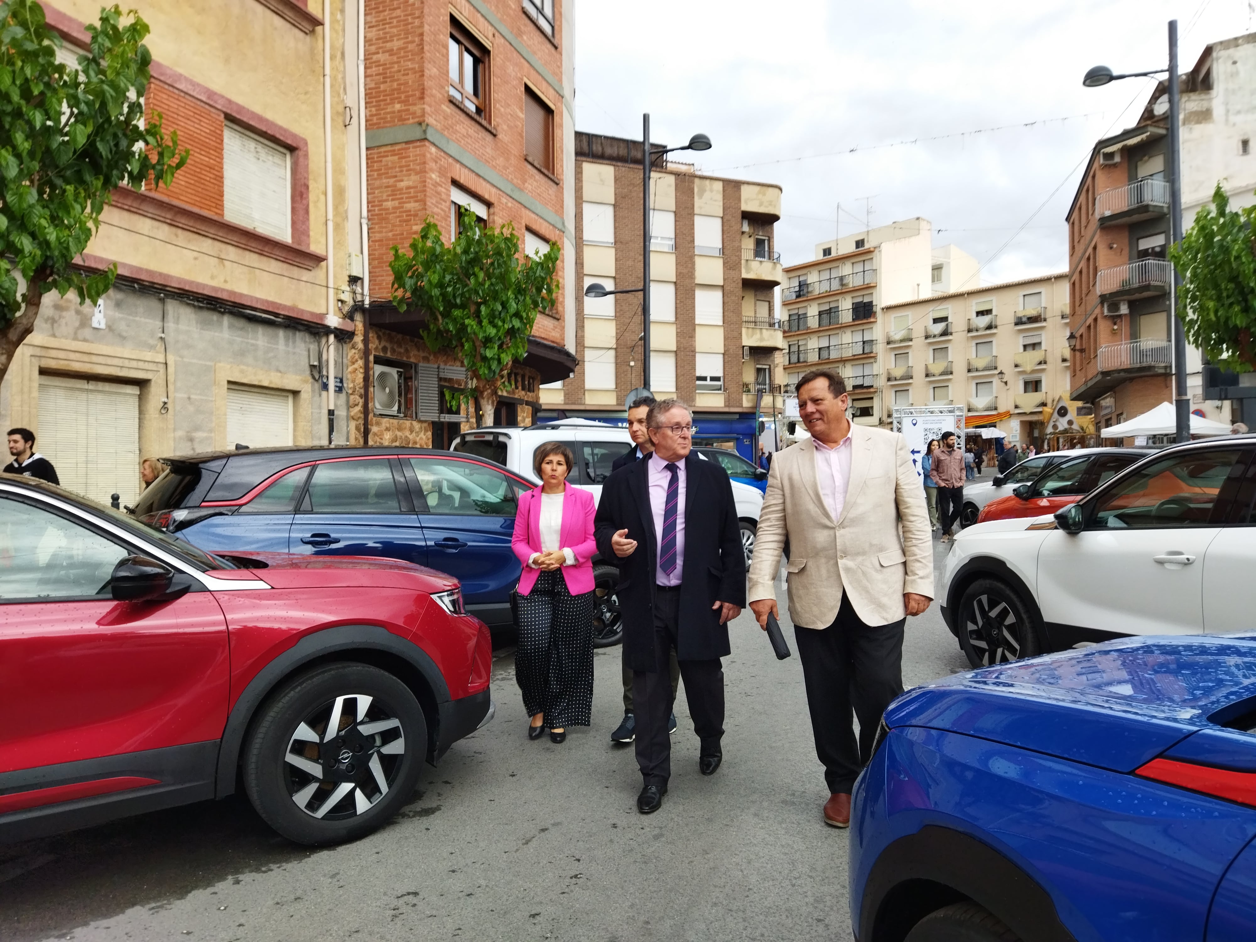 La comitiva inaugural de la Fira de Sant Isidre de Castalla recorriendo el área de la automoción.