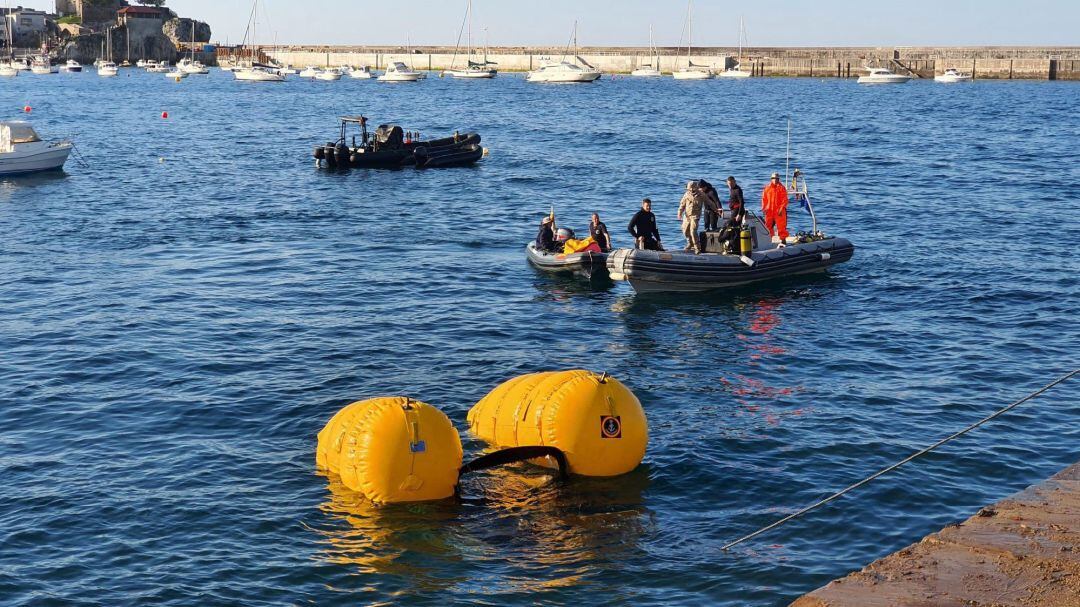 Recuperación del muelle flotante del Ejército que se llevó el oleaje en Castro Urdiales.