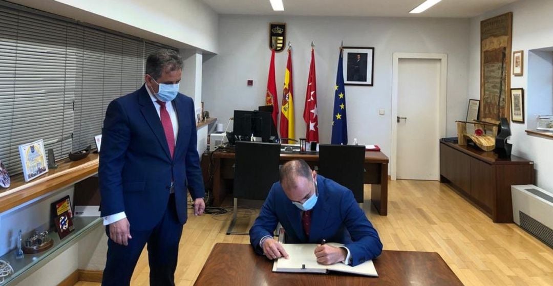 El consejero de Economía y Empleo, Manuel Giménez, y el alcalde de Parla, Ramón Jurado (de pie), durante un momento de la reunión celebrada en el ayuntamiento parleño.