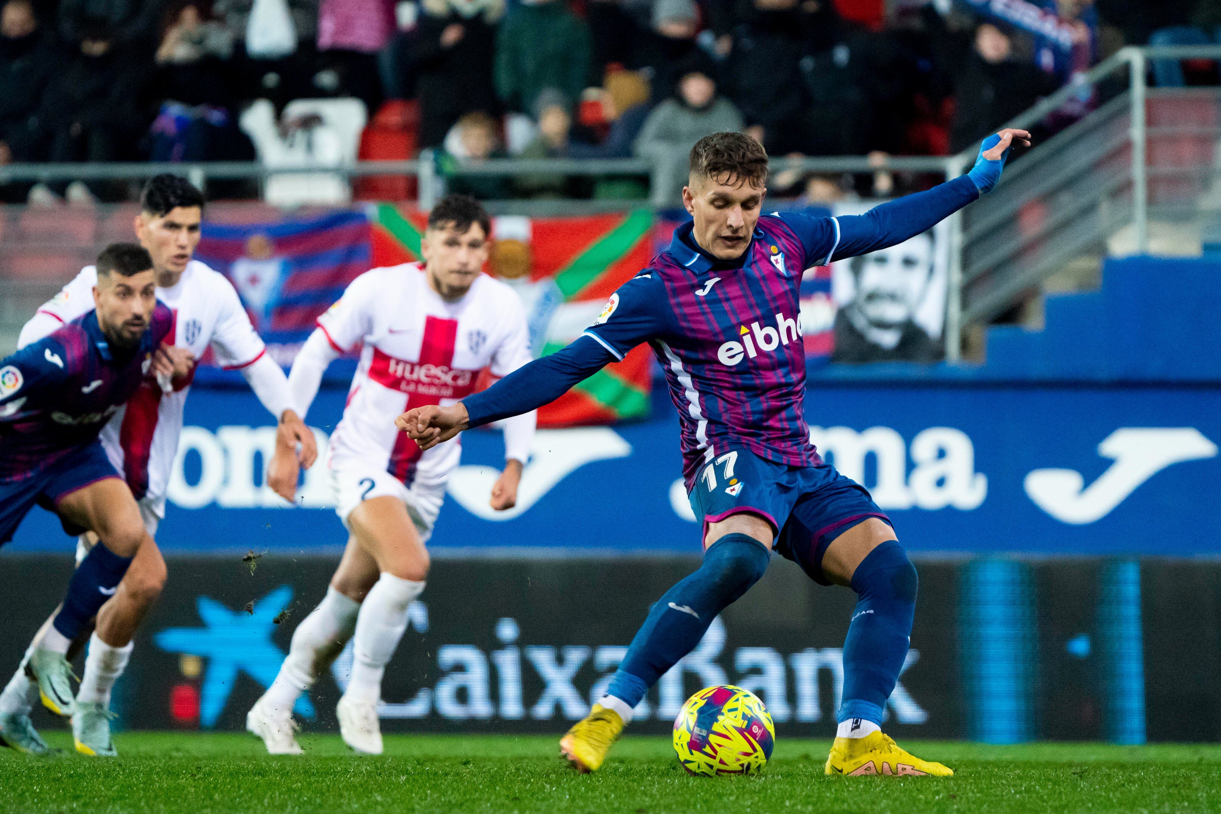 Corpas lanza el penalti a favor del Eibar contra el Huesca