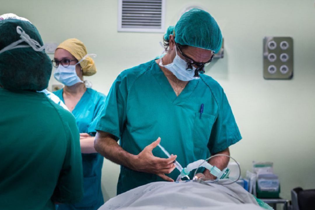 Sanitarios tratando a un enfermo de Covid