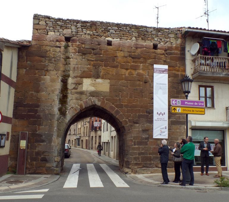 Puerta del Arco de Aguilar de Campoo en su estado original, antes de comenzar la restauración. 