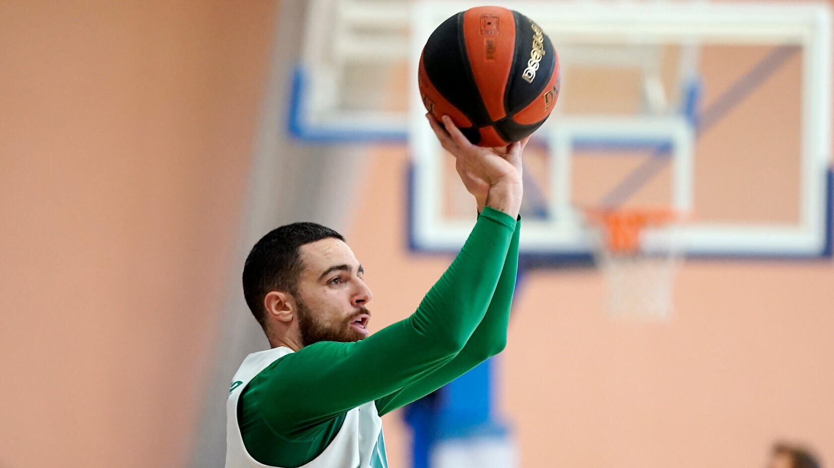 Alonso intenta un triple en el entrenamiento del Unicaja