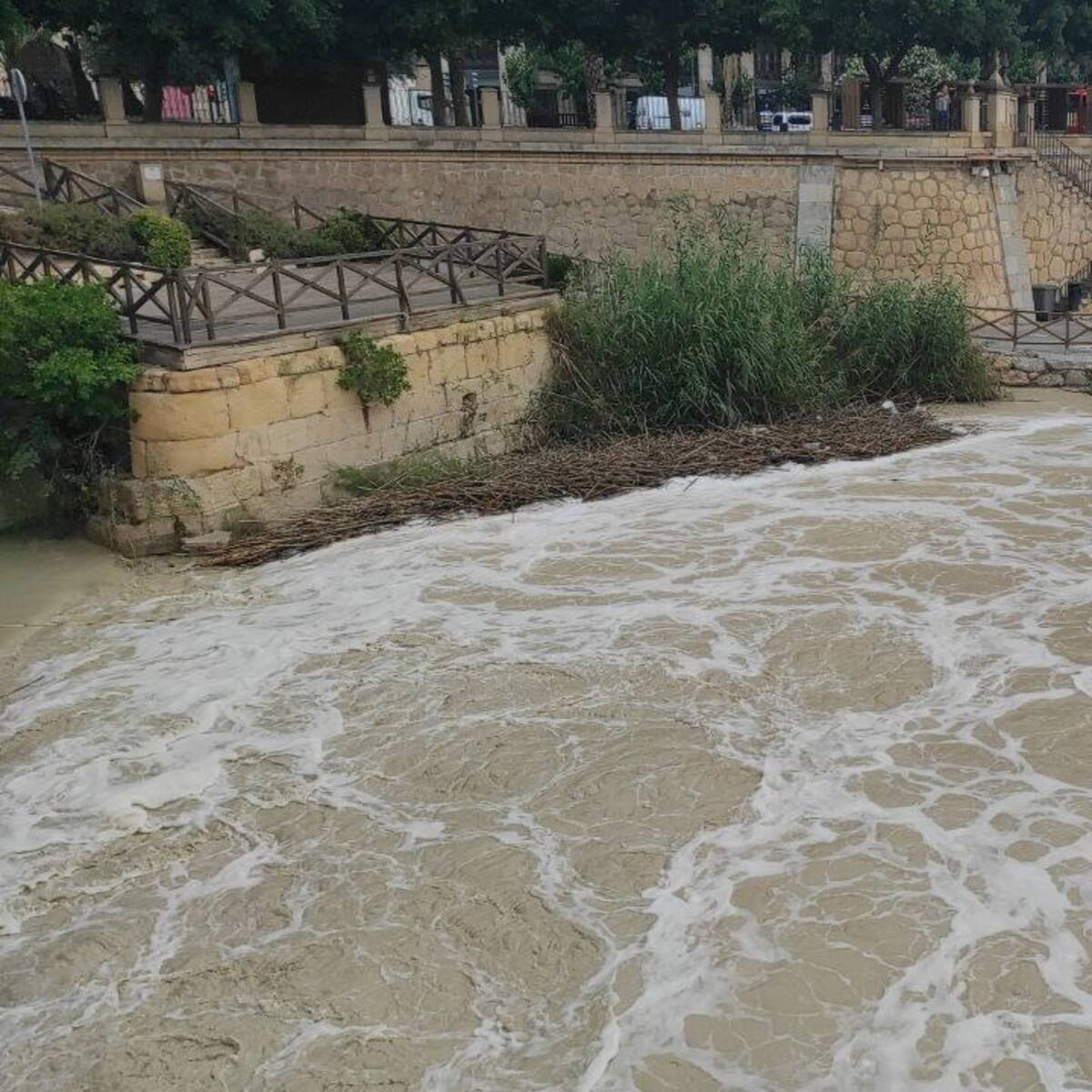 "Es la gota que colma el vaso": Huermur no se cree las explicaciones de la CHS sobre la espuma blanca en el río