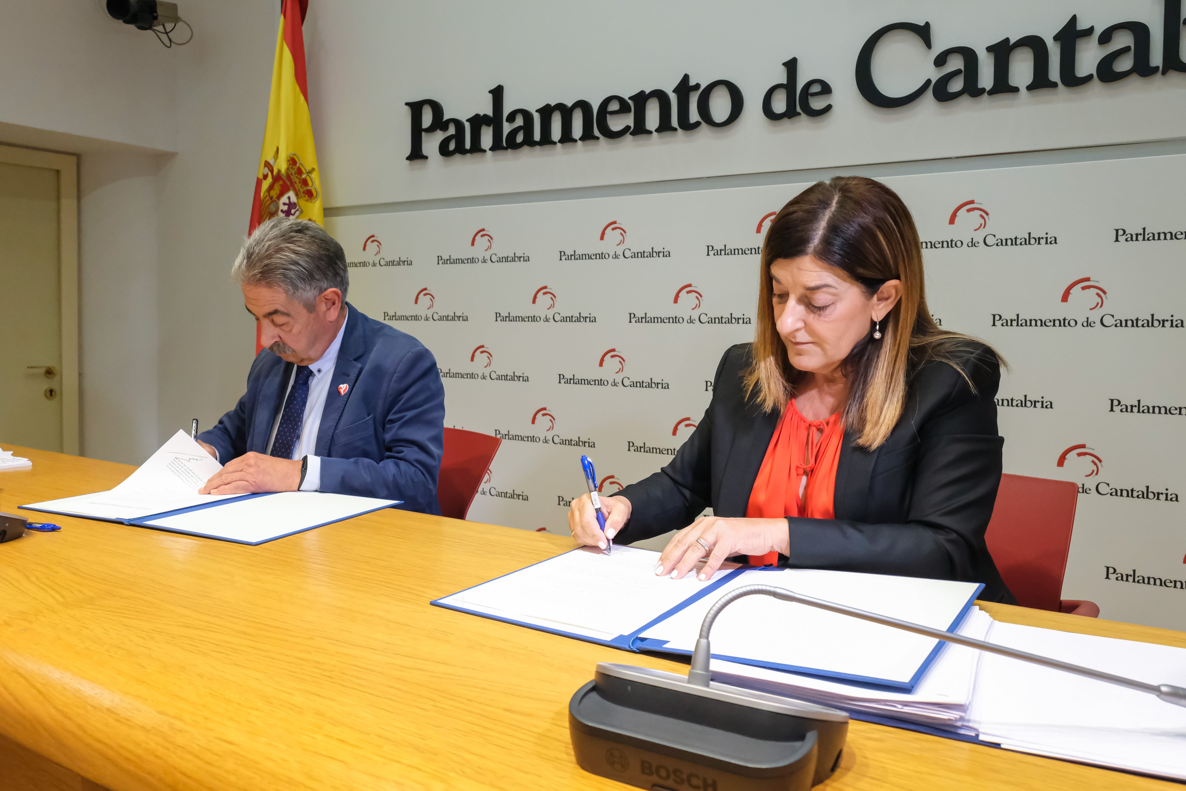 09:30 horas. Sala Polivalente. Parlamento de Cantabria. La presidenta de Cantabria, María José Sáenz de Buruaga, y el secretario general del PRC, Miguel Ángel Revilla, comparecen en rueda de prensa tras firmar un acuerdo sobre los Presupuestos Generales de Cantabria 2024. 27 de octubre de 2023 © Raúl Lucio