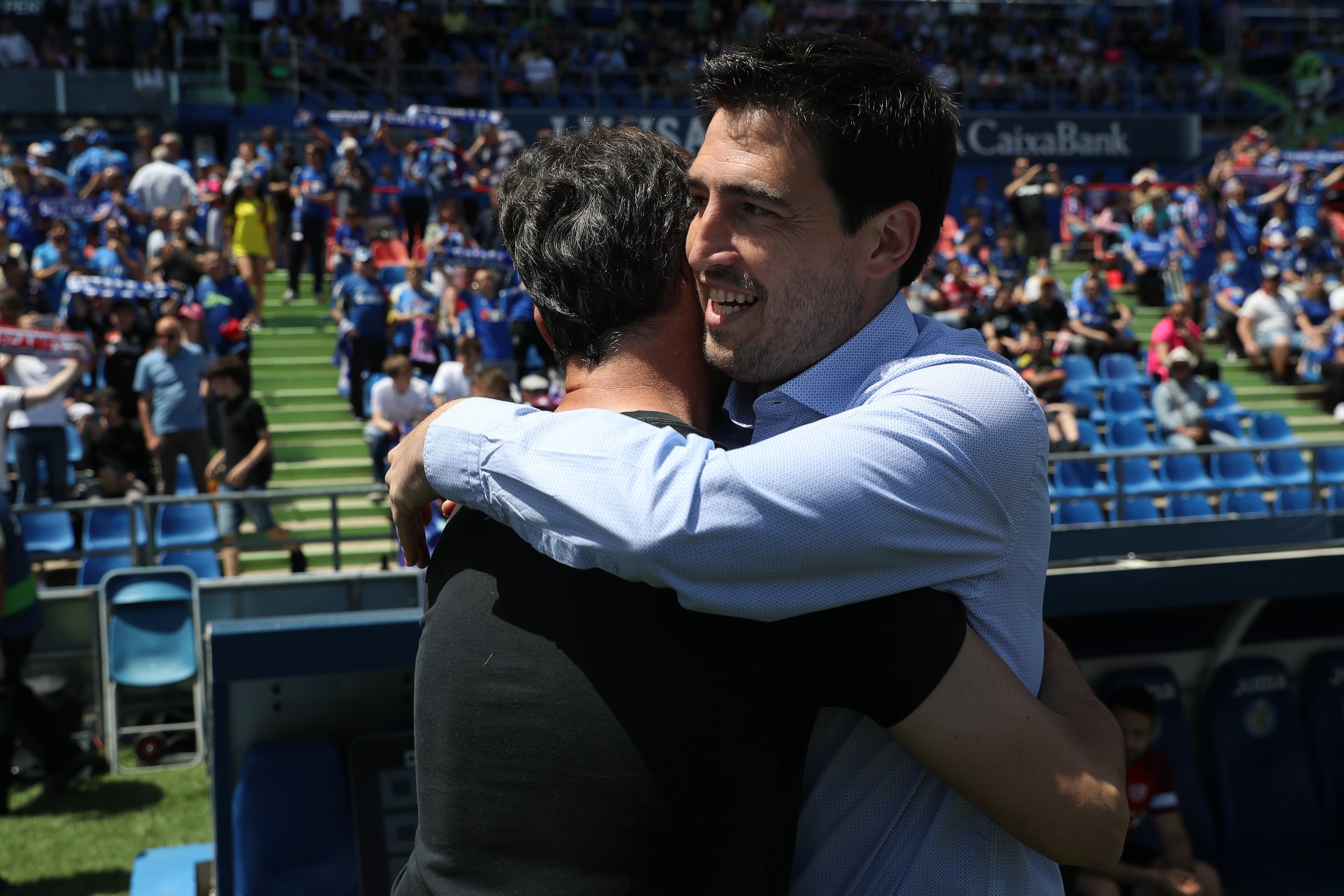 Andoni Iraola y Quique Sánchez Flores, tras el empate entre Rayo y Getafe que certificaba la permanencia en primera de los vallecanos. (EFE/ J.J.Guillén)