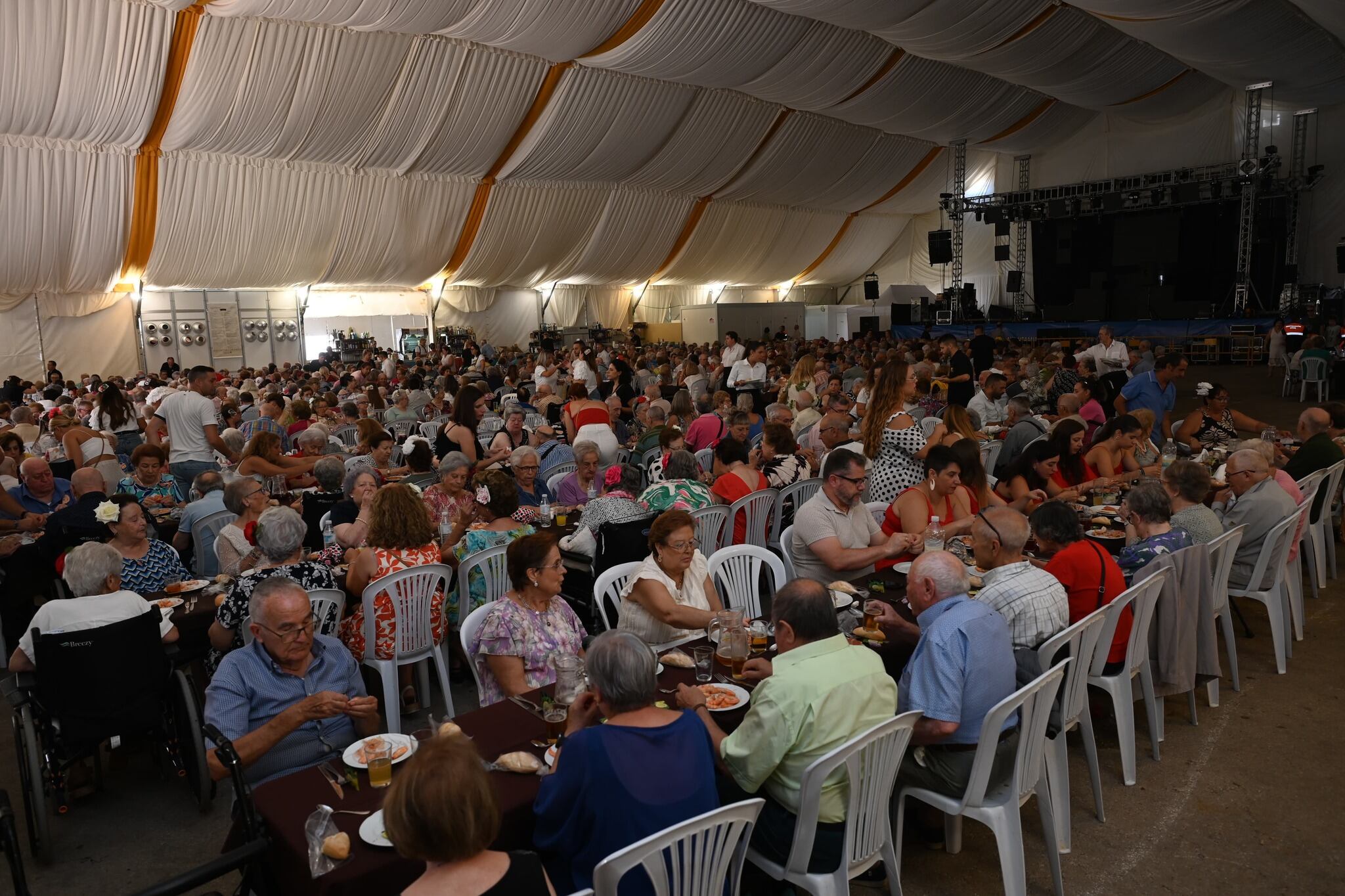 Comida-homenaje a los mayores en la Feria de Linares