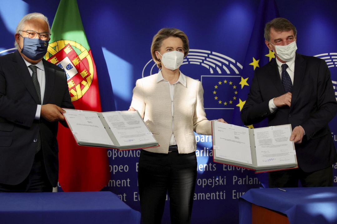 El primer ministro portugués, Antonio Costa (i), la presidenta de la Comisión Europea, Ursula von der Leyen (c), y el presidente del Parlamento Europeo, David Sassoli, este viernes en Bruselas.