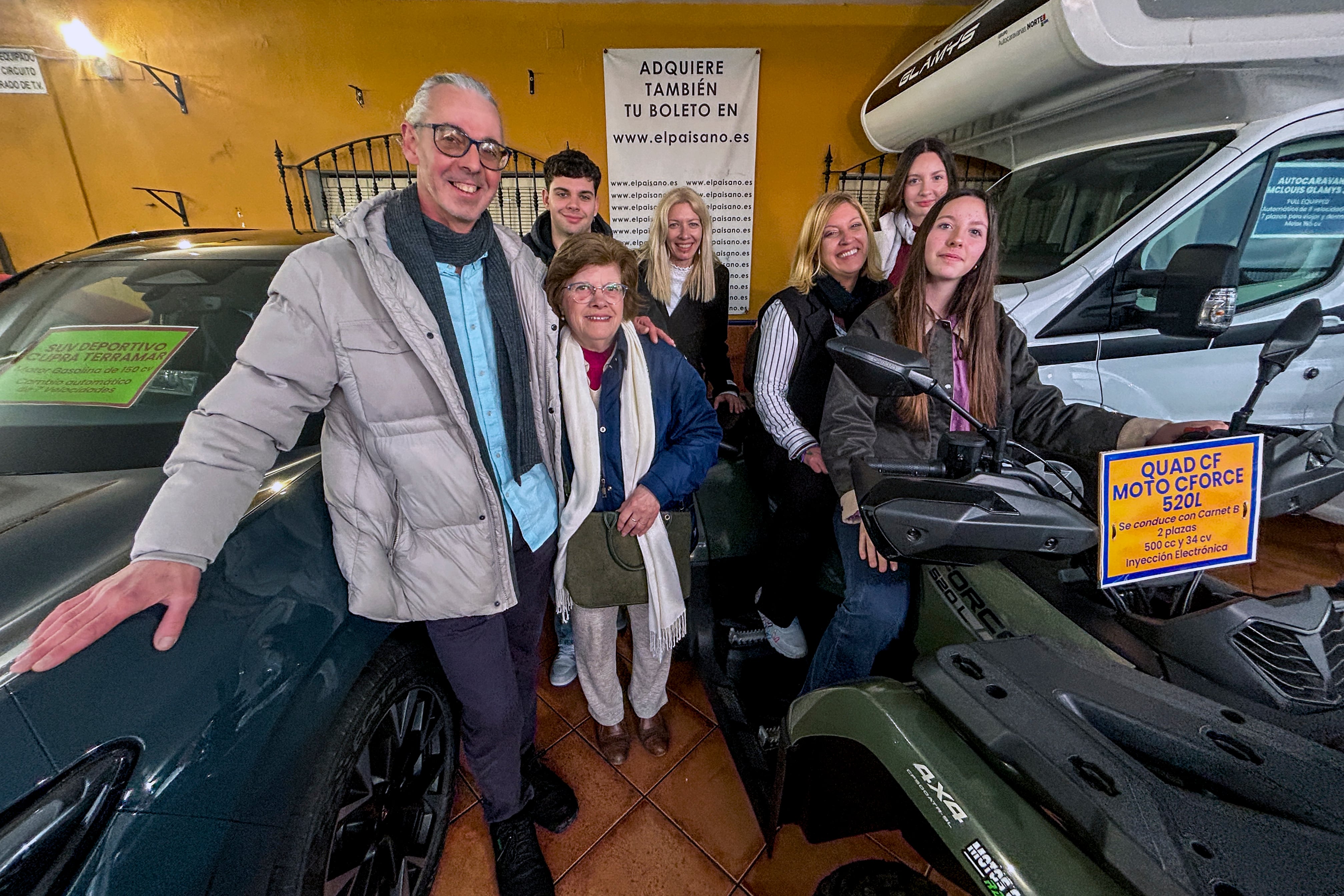  El ganador de la cesta de Navidad de la Venta El Paisano situada en la localidad sevillana de Utrera, Julio Diaz (i), acompañado por su familia, ha recibido este viernes los premios incluidos en la cesta navideña. EFE/Fermín Cabanillas.