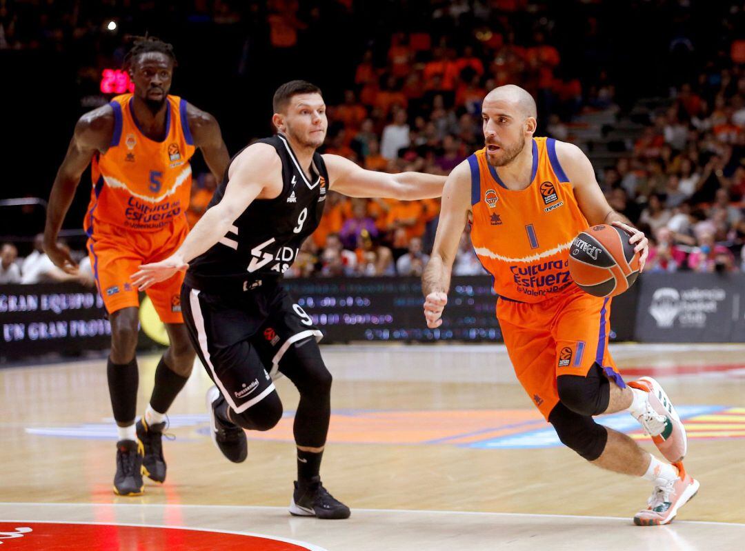 El base del Valencia Basket Quino Colom (d) supera a Richard Lomazs, del ASVEL Lyon-Villeurbanne, durante el partido de la sexta jornada de la EuroLiga 