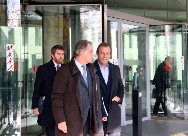 Sandro Rosell, tras su comparecencia ante la juez del caso Abidal, acompañado por sus abogados Pau Molins i Andrés Maluenda