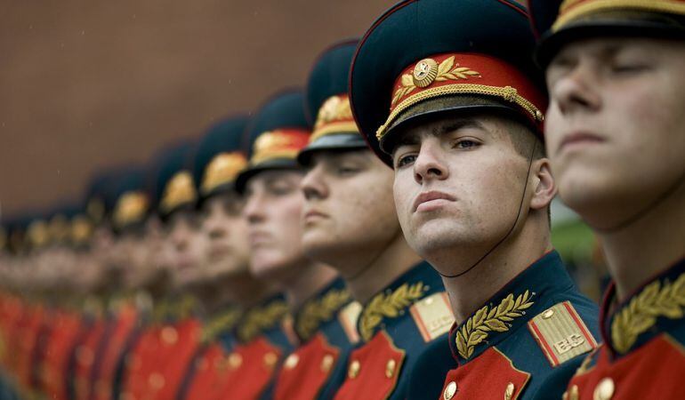 Los uniformes invitan a soñar con las cualidades de los uniformados, de ahí su fetichismo