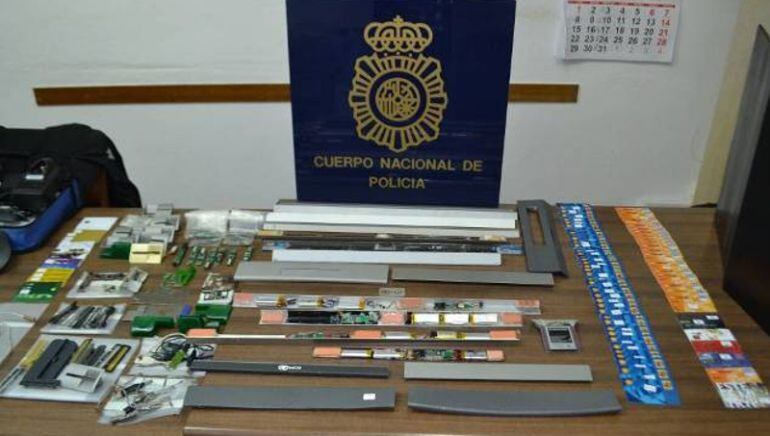 Parte del material incautado a los supuestos autores del skimming por el Cuerpo Nacional de Policia