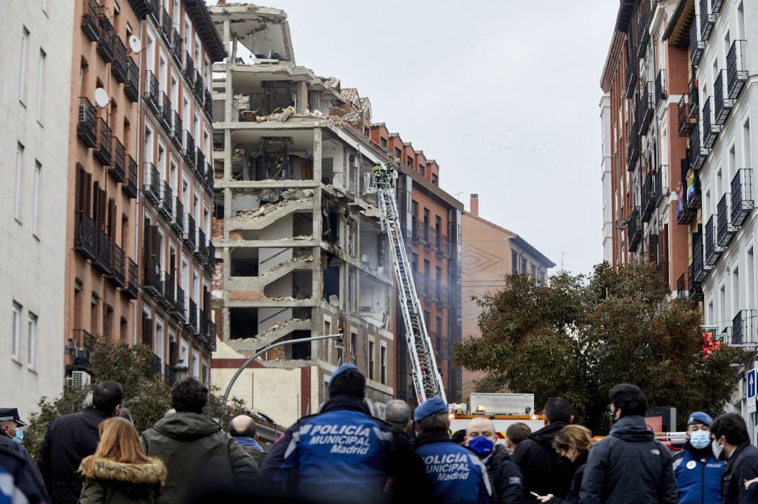 Dos bomberos trabajan en un inmueble momentos posteriores a una fuerte explosión registrada la calle Toledo.