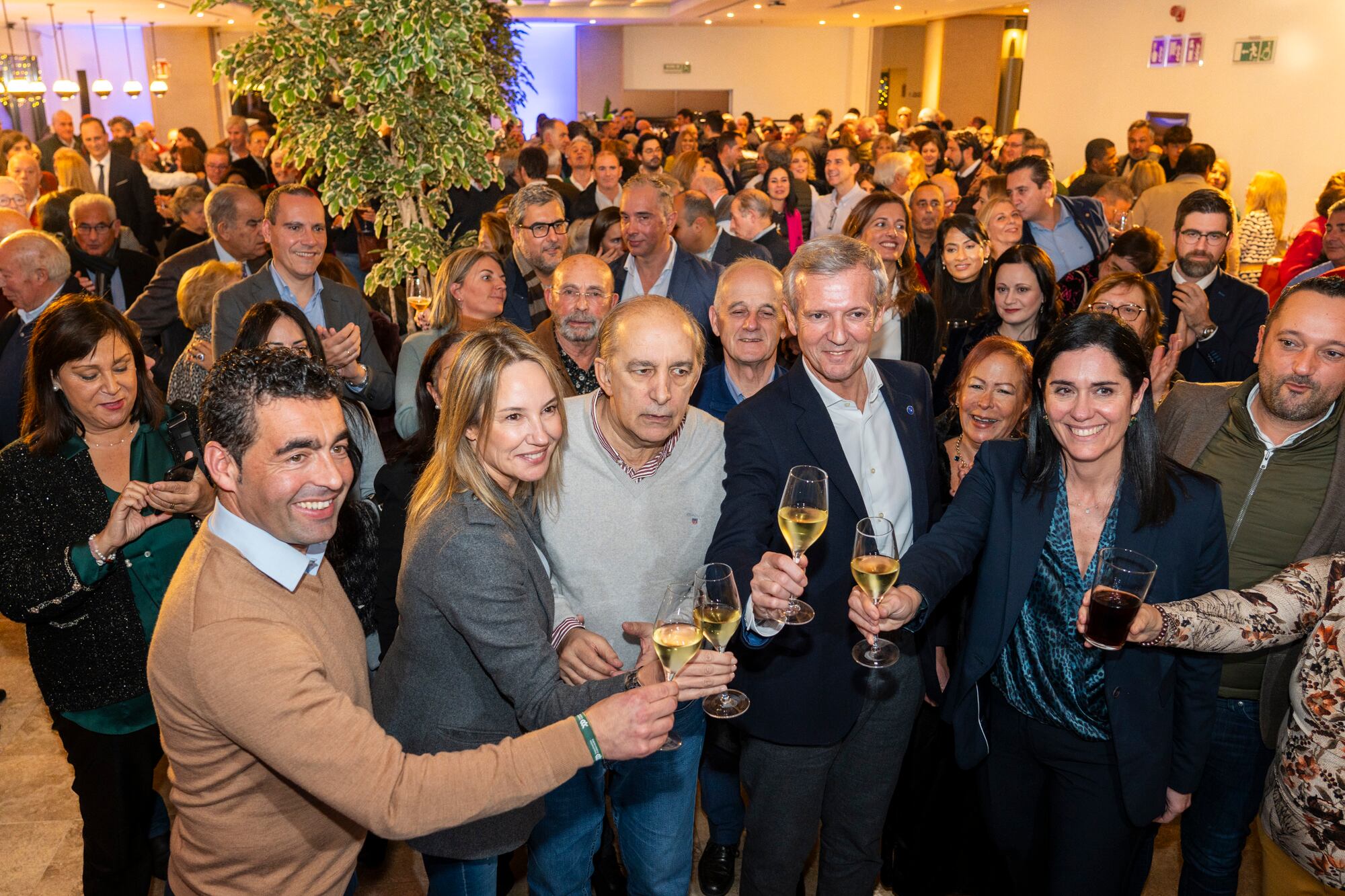 Alfonso Rueda en un momento del pincho navideño del PP de Vigo