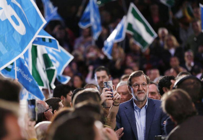 Spain Prime Minister Mariano Rajoy arrives for a party meeting in the Andalusian capital of Seville March 1, 2015.  REUTERS/Marcelo del Pozo (SPAIN - Tags: POLITICS)