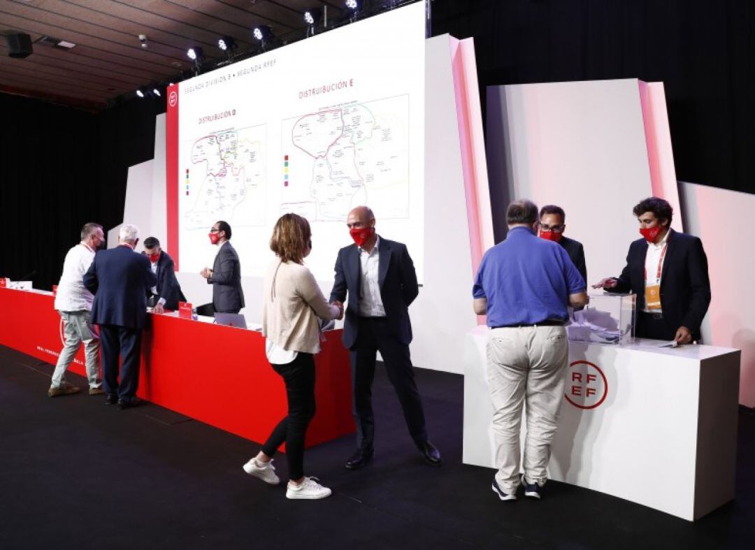 Luis Rubiales, presidente de la RFEF, en la votación de los grupos