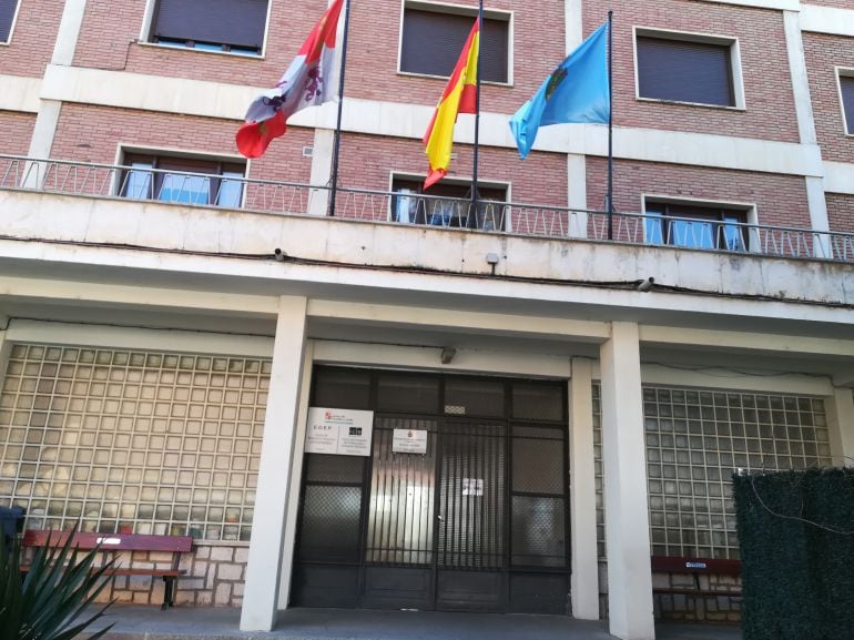 Entrada principal de la escuela Antonio Baciero