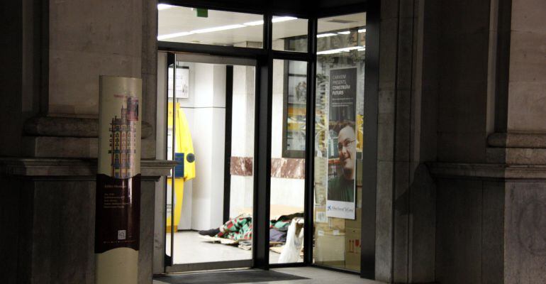 Un home dorm en un caixer de l'avinguda Blondel de Lleida. Imatge del 19 d'abril de 2016. 