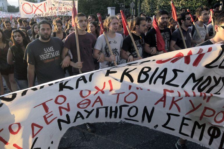 ORP232 ATENAS (GRECIA), 02/07/2015.- Simpatizantes del partido de izquierda extraparlamentaria Frente de Izquierda Anticapitalista (Antarsya) participan en una manifestación en relación con el referéndum del próximo domingo, frente a la plaza Syntagma de 