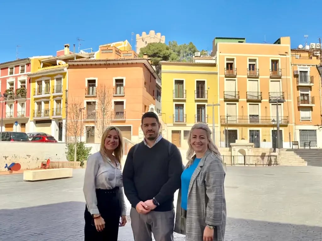Salguero, junto a las portavoces de justicia e igualdad en las Cortes Valencianas y