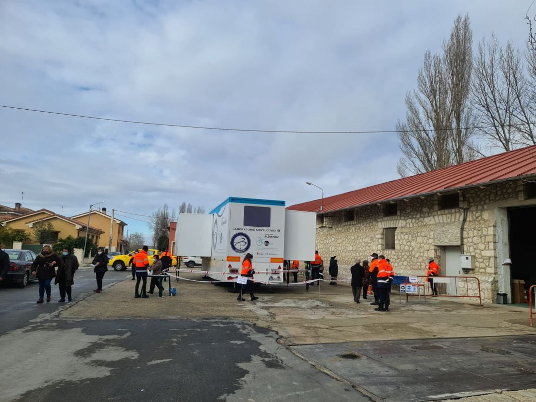 Protección civil vigila que los vecinos de las Zonas Básicas de Salud de Sacramenia y Fuentesaúco de Fuentidueña cumplan con las medidas de distancia social