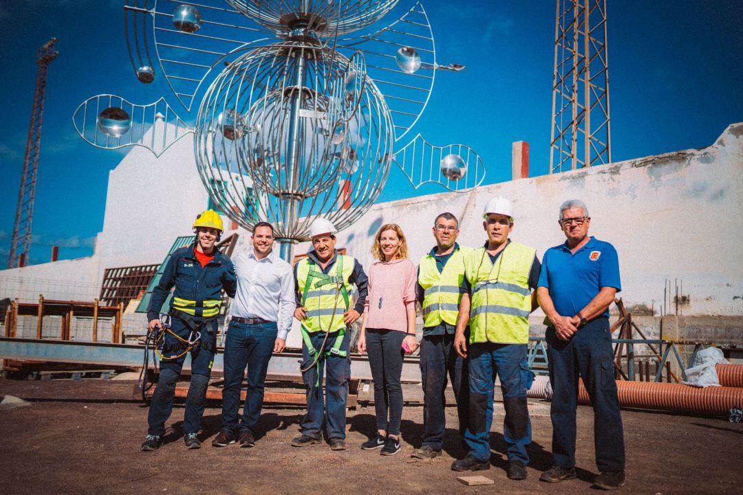 El vicepresidente del Cabildo de Lanzarote, Jacobo Medina, junto con trabajadores del Parque Móvil.