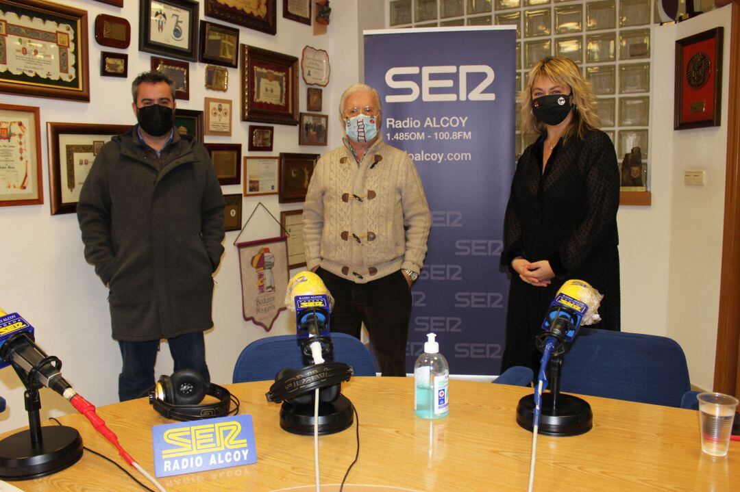 Raúl Llopis, Paco Aznar y Carol Ortiz en los estudios de Radio Alcoy