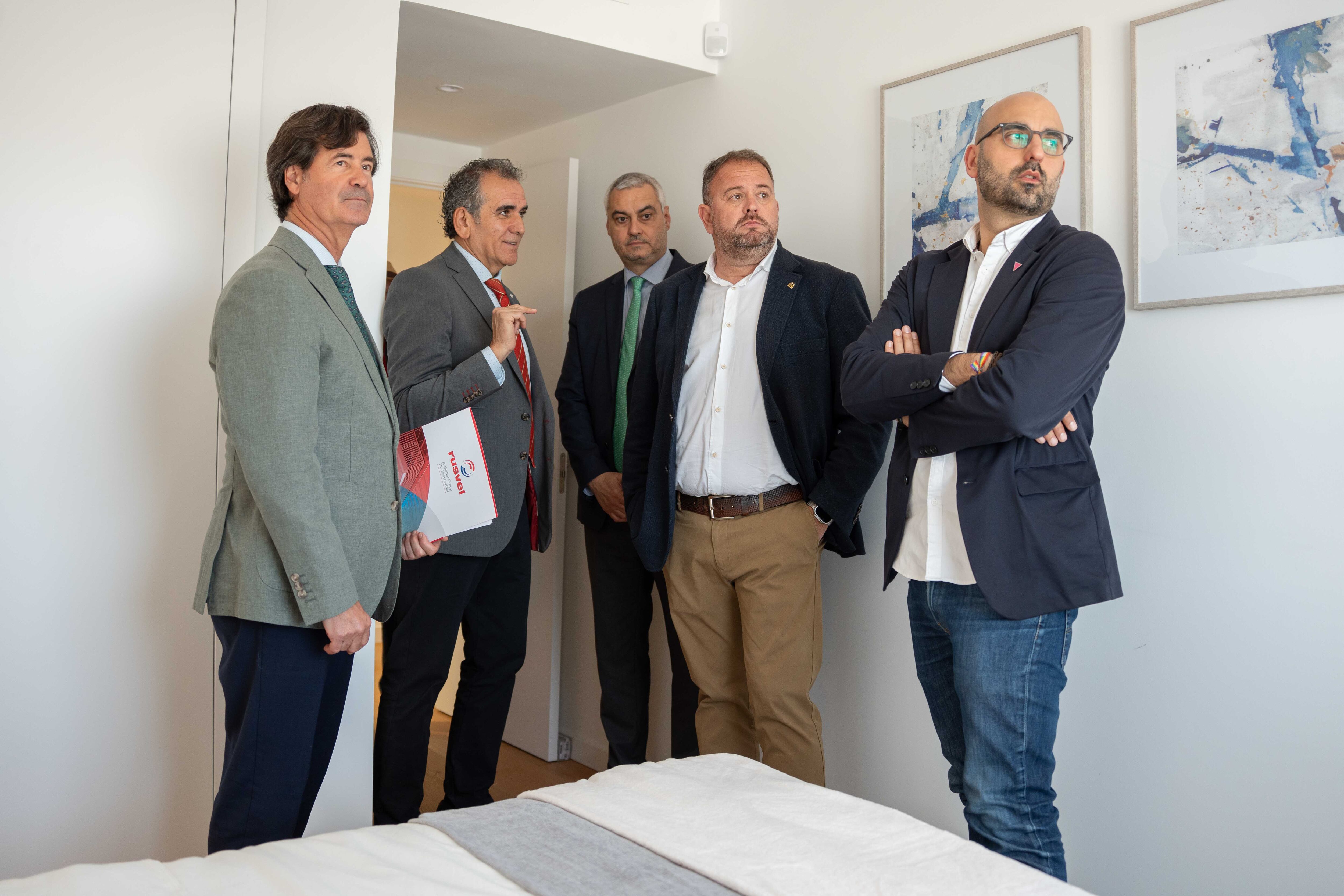 El alcalde, Antonio Rodríguez Osuna, junto al delegado Ángel Calle, visitan el piso piloto de las primeras viviendas asequibles del Residencial Puerta de Trajano