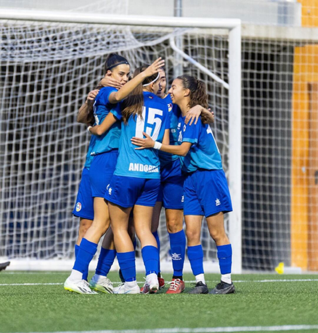 L'Enfaf Construccions Modernes celebra el primer gol contra el Verdú dissabte al camp Francesc Vila.